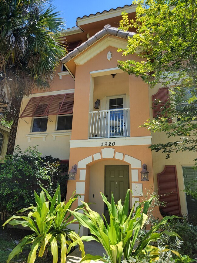 Foto del edificio - 3920 Laurel Ln
