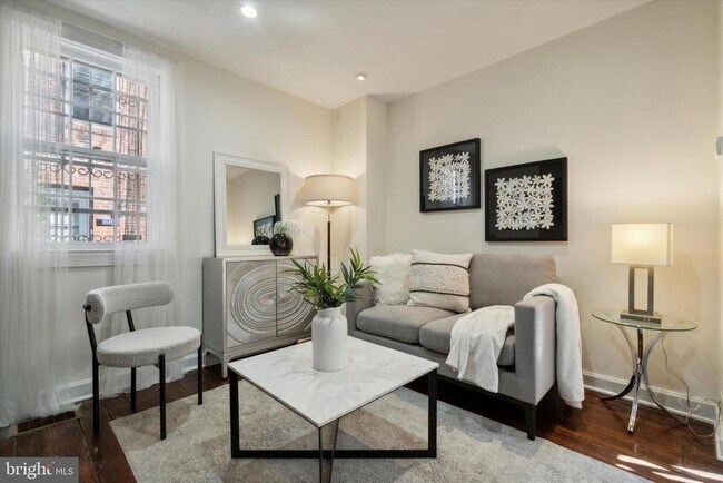 Building Photo - 2126 Tryon St
