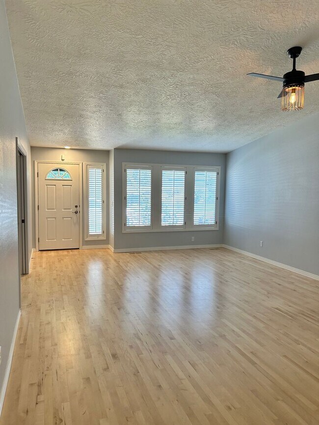 Building Photo - Half Off First Months' Rent!! Spacious Dup...
