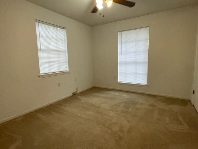 Building Photo - Spacious Home in Country Club Estates