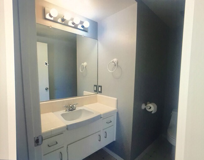 BAÑO EN LA PLANTA BAJA - 14273 E Sage St