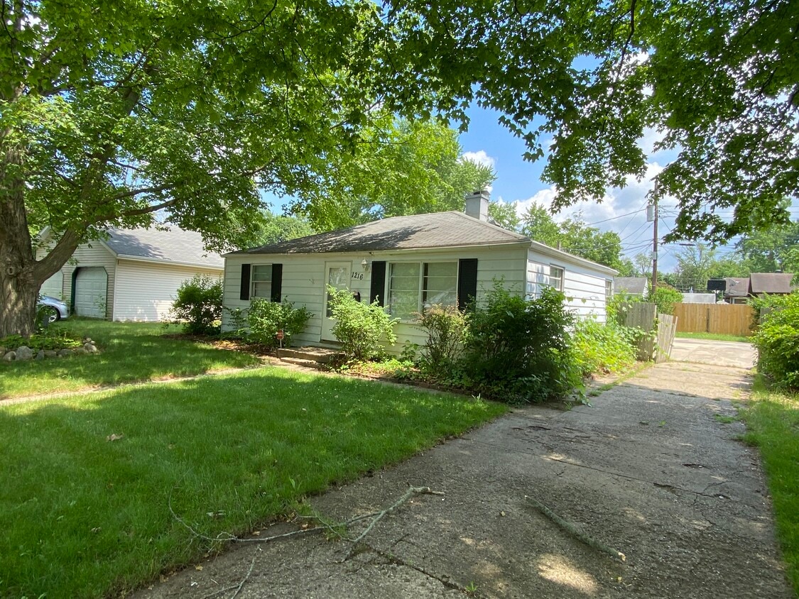 Primary Photo - 1216 Eastbrook Dr
