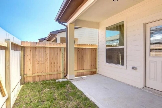 Foto del edificio - 12243 Roy Mix Bohn Lane