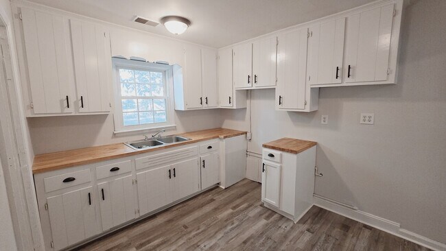 Foto del edificio - 1110 Pinecrest Avenue Northwest