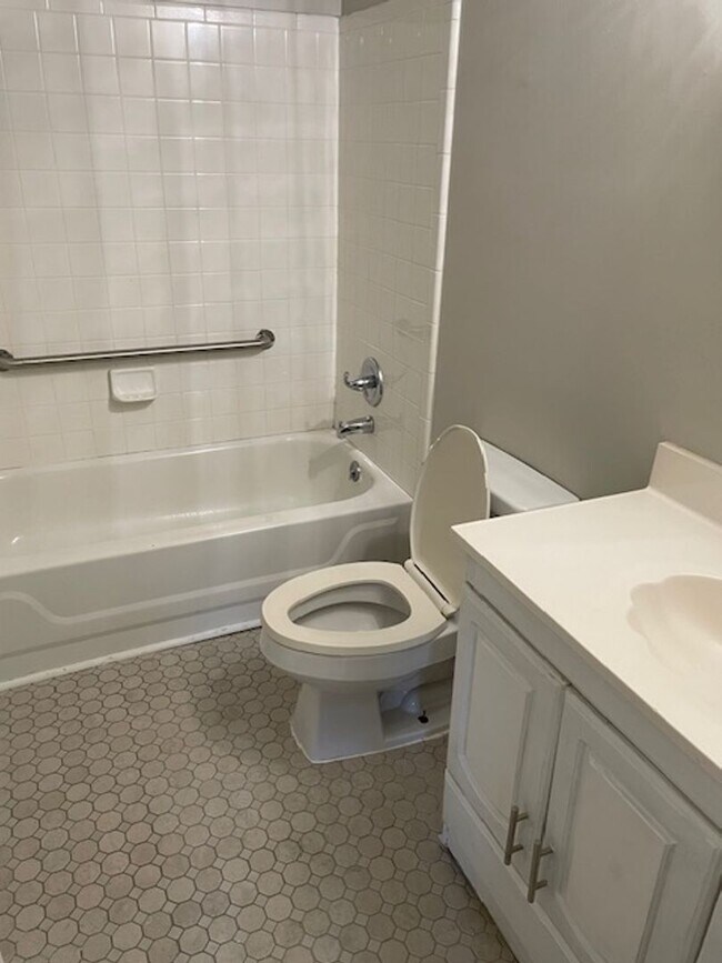 Building Photo - Adorably Remodeled and Ready for Move In!