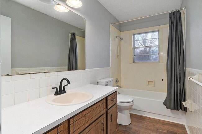 Building Photo - Remodeled 3 Bed 1.5 Bath Privacy Fence Bac...