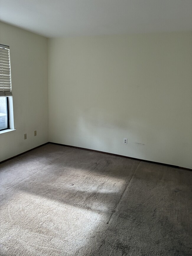 Building Photo - 1065 Huntington Common