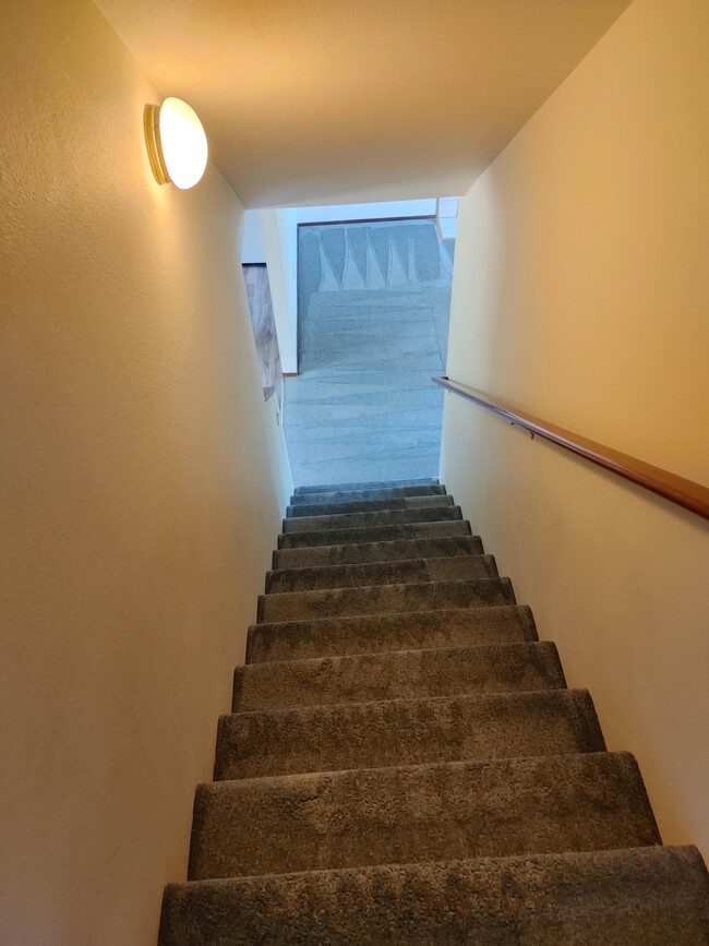 escalera - 20033 1st Ave NE