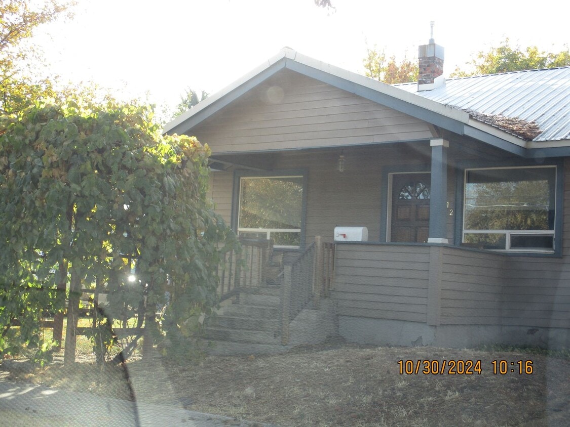 Building Photo - 2 Bedroom House with Large Yard