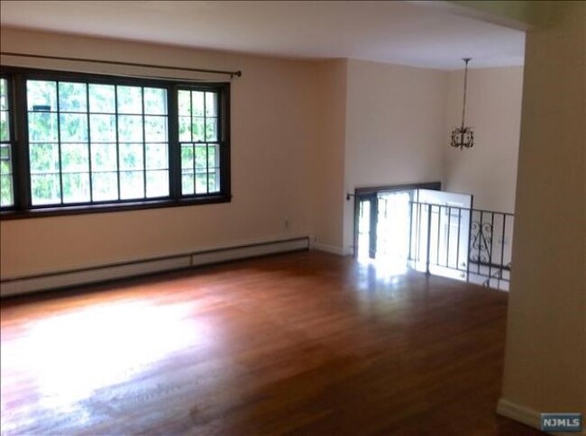 Building Photo - 253 Brookside Ave