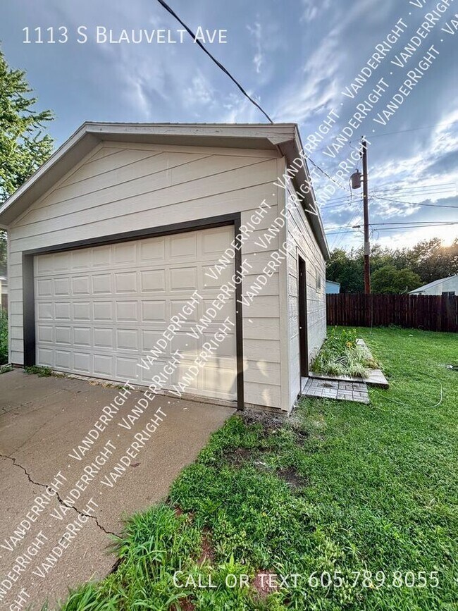 Building Photo - 1113 S Blauvelt Ave