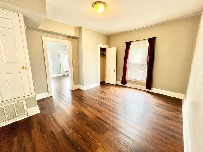 Building Photo - 637 W Ormsby Ave