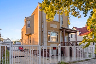 Building Photo - 2028 N Hamlin Ave