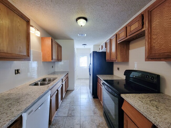 Building Photo - RECENTLY RENOVATED 3 BEDROOM 2 BATH LEASE ...