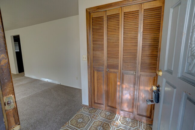 Foto del edificio - 2 bedroom, 1 bath duplex in the North End.