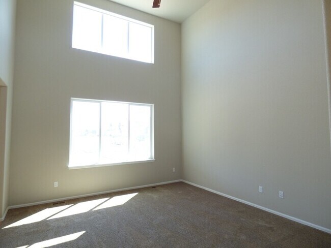 Foto del edificio - Lovely 2 Story Home in Windsor's Raindance Community! Corner Lot!