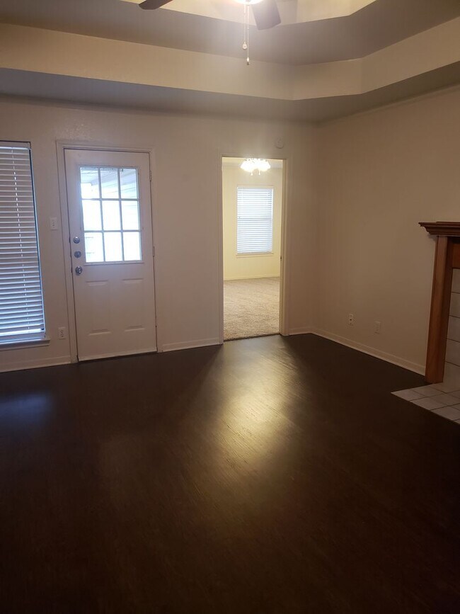 Building Photo - 3 BR/2 Bath off Stan Schlueter Loop!
