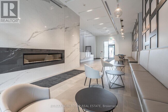 Photo du bâtiment - 681 Yonge St