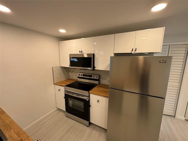 Foto del edificio - 136 NE 60th St