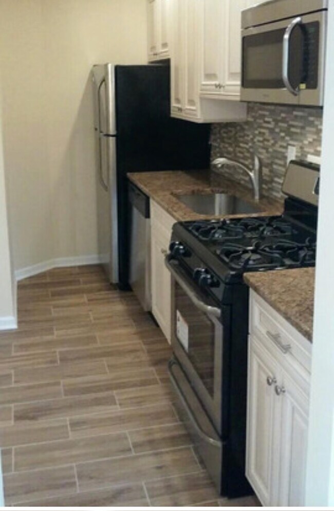 Foto del edificio - 14004 Waterbury Drive