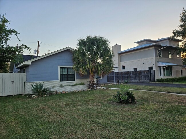 Foto del edificio - 6446 Brookside Dr