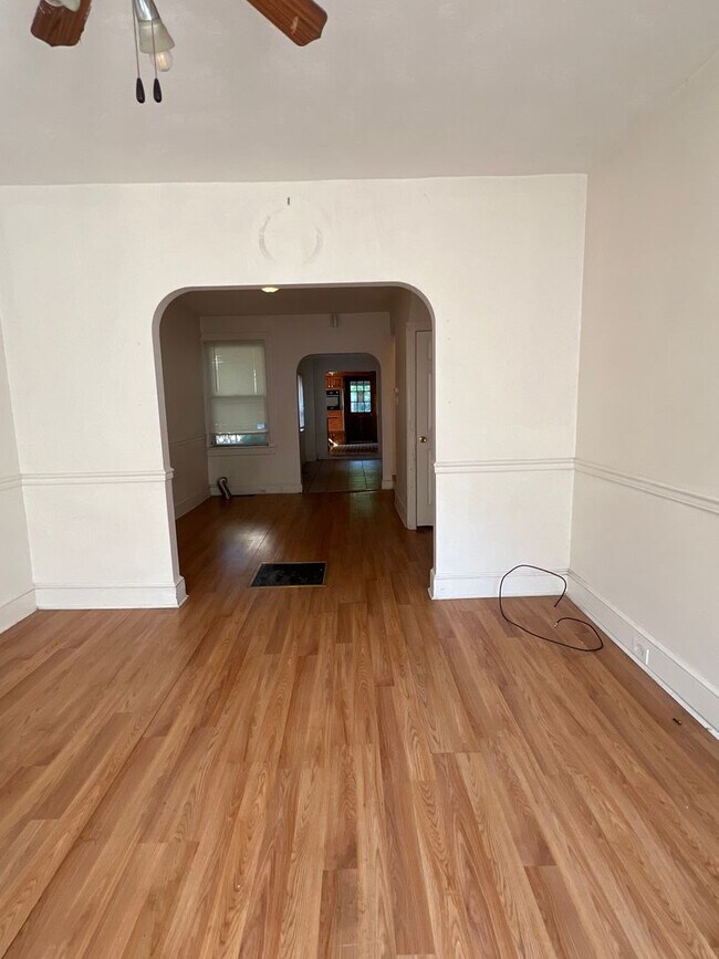 Foto del edificio - Spacious 2 Bedroom House Coming Soon 07/01