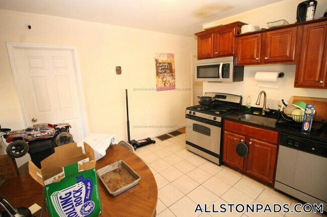 Building Photo - 30 Linden St