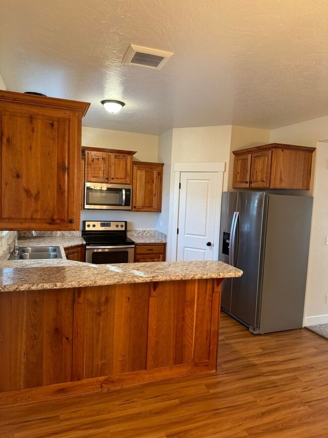 Building Photo - Spacious 4 Bed / 2.5 Bath Townhome in the Heart of Rexburg
