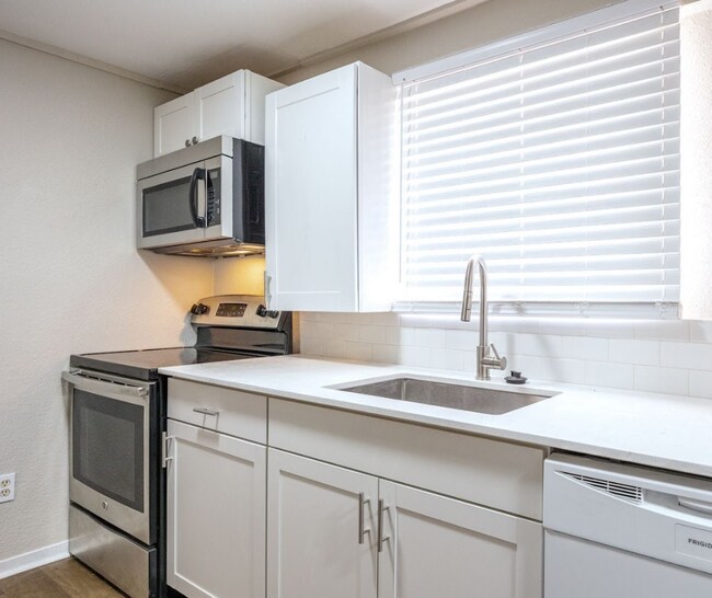 Foto del edificio - 421 W 9th St