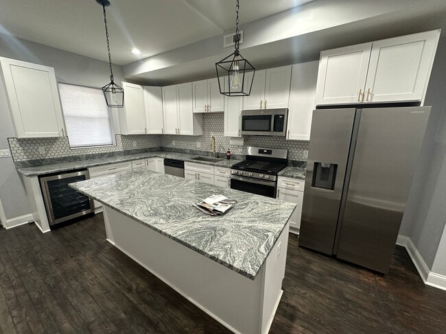 Building Photo - 407 N Lakewood Ave