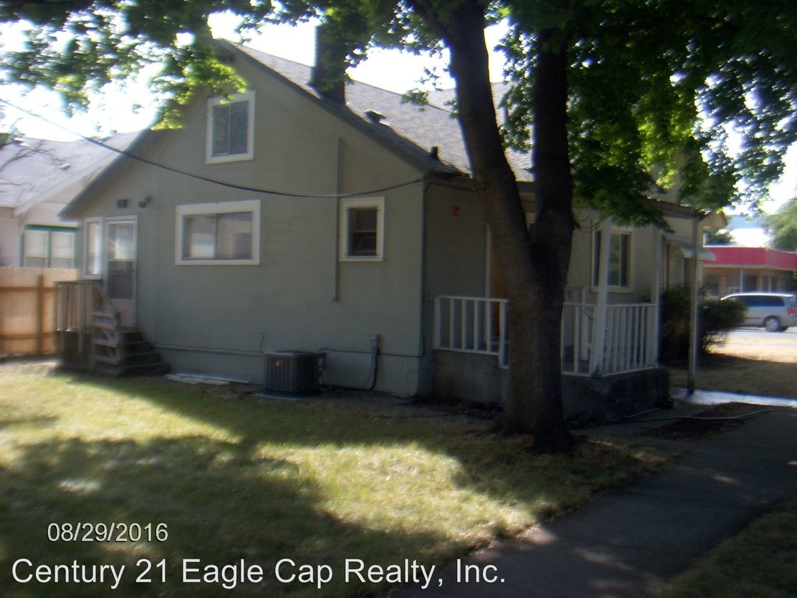 Building Photo - 701 1/2 Adams Ave