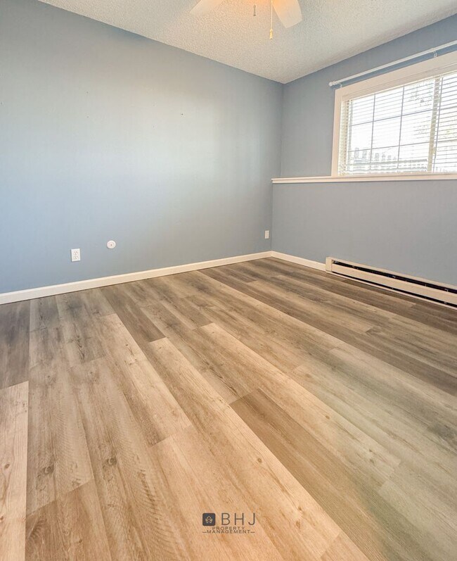 Building Photo - 3 Bedroom/ 1.5 Bath Townhouse for rent!