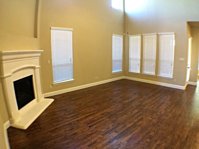 Foto del edificio - 5 Bdrm/4 Bath / Media Room/ 3300 SF In North Carrollton/Brick And Stone Facade