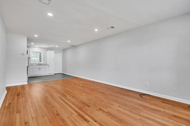 Foto del edificio - 2BR/1BA Townhome with Granite Countertops & Carport $1325/mo rent