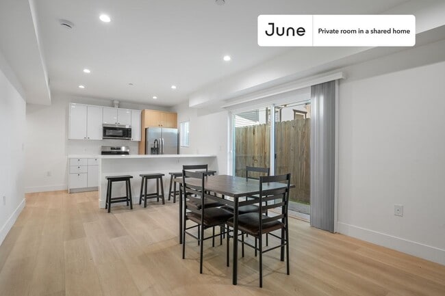 Building Photo - Private bedroom in 3 bed/2 bath Home