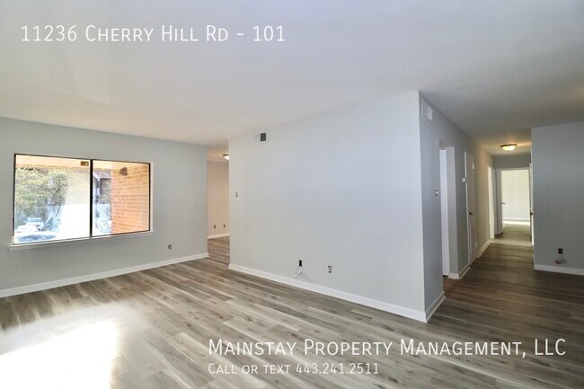 Building Photo - Updated 3 Bedroom Condo with Balcony!