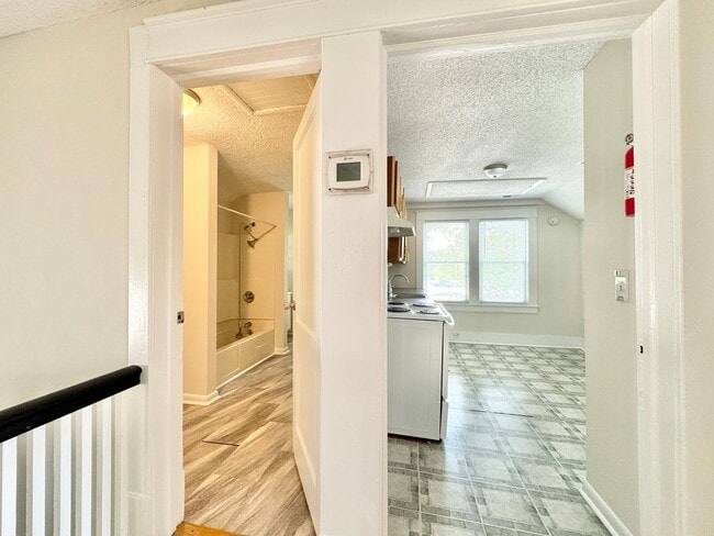 Foto del edificio - Adorable 2 Bedroom - Upstairs Unit Convenient to Downtown Greensboro & UNCG!