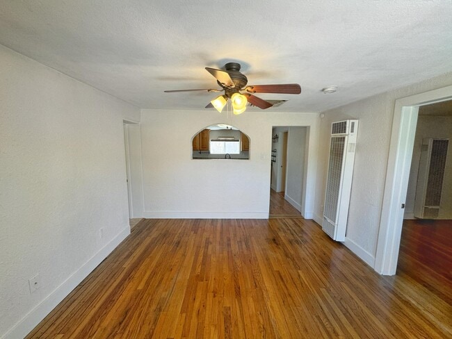 Foto del edificio - 1525 Edith Blvd NE