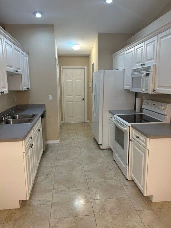 Building Photo - SW area All Tiled Home with a Fenced in Ya...