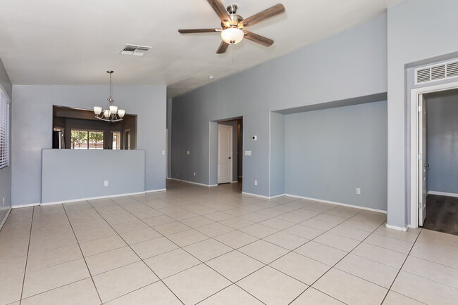 Building Photo - 15 E Coral Bean Dr