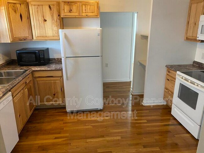 Foto del edificio - 1222 Logan Ave