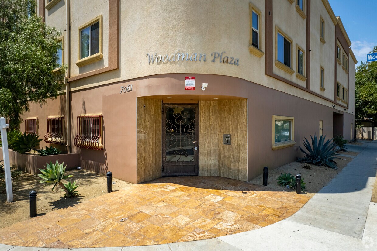 7061 Woodman Ave - Woodman Plaza
