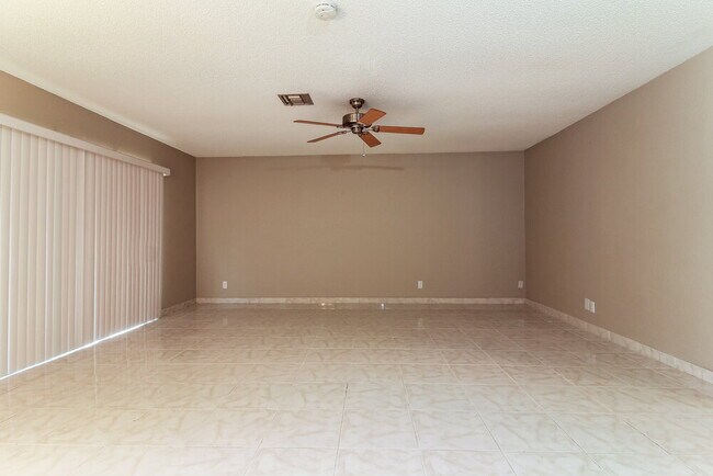 Foto del edificio - 9811 NW 23rd St