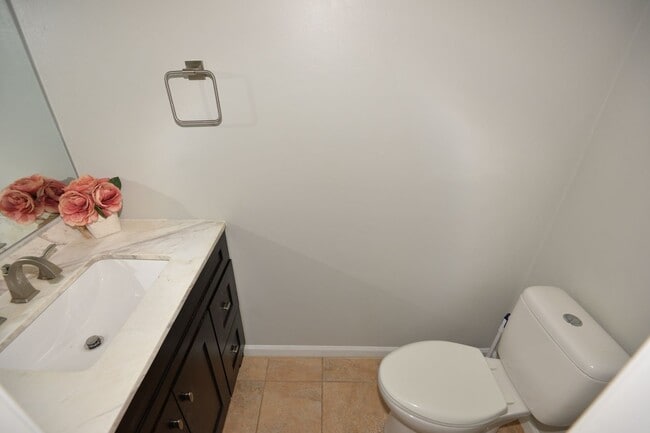 Building Photo - 3 Bedroom Townhome in Kempsville Lakes