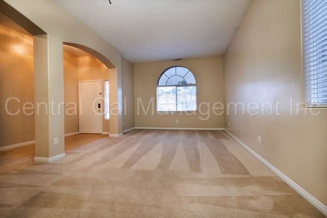 Foto del edificio - Large 4 Bedroom, 3 Bath Home in the Desire...
