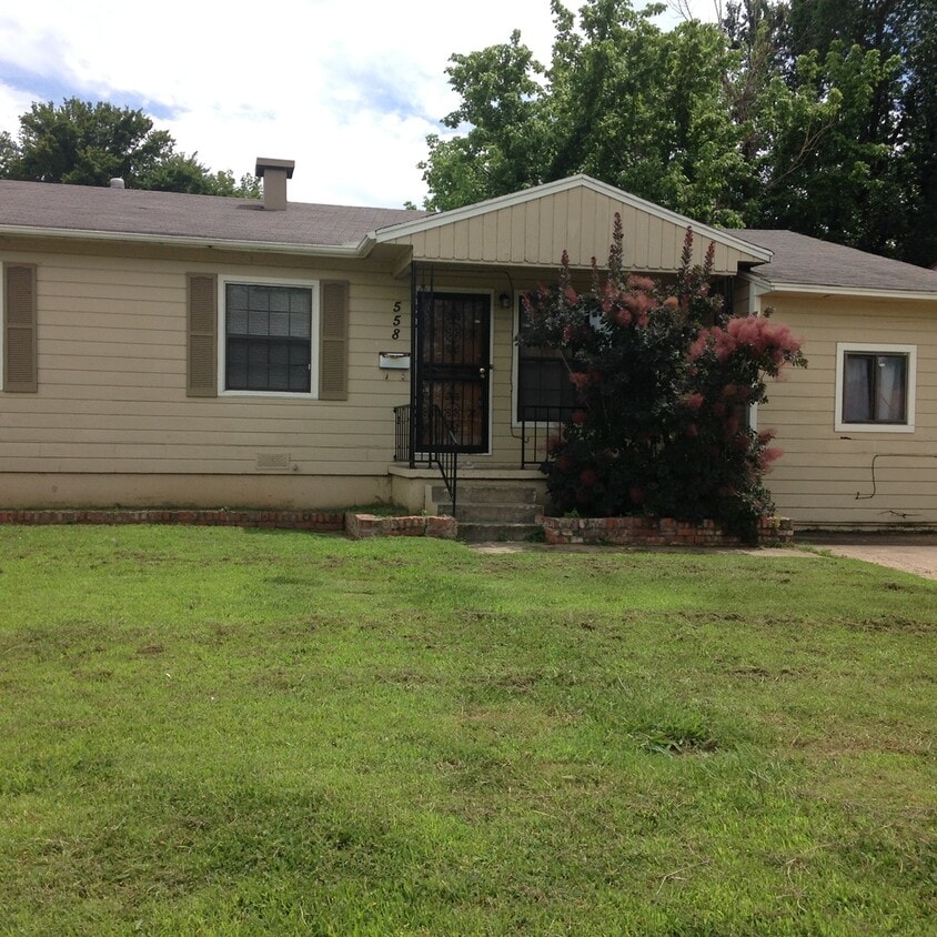Primary Photo - Large 3 bedroom w/ 2 living areas