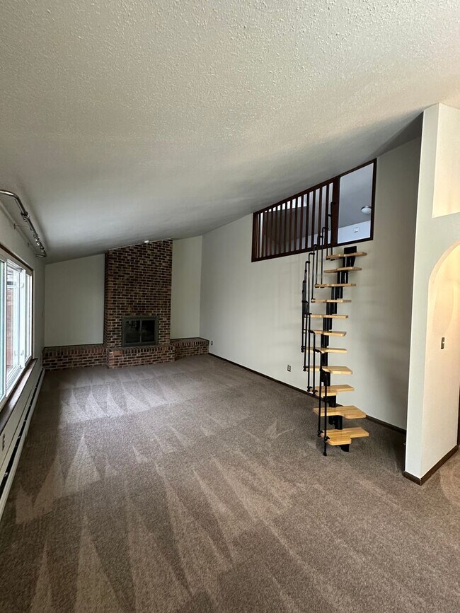 Building Photo - 2 BEDROOM 2 BATHROOM TOWNHOUSE WITH LOFT