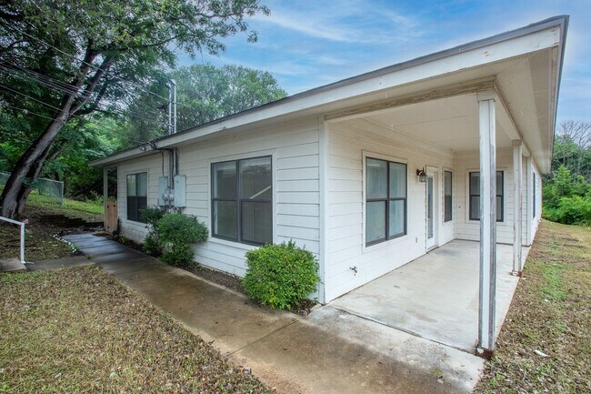 Building Photo - Massive 3 Bedroom, 3 Bath Duplex