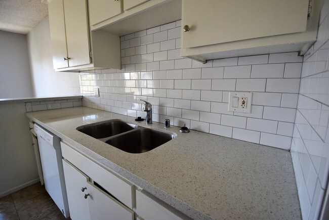 Foto del edificio - 4930 Whitsett Ave