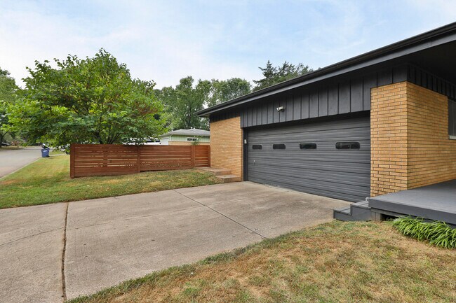 Building Photo - 1936 E Greenwood St